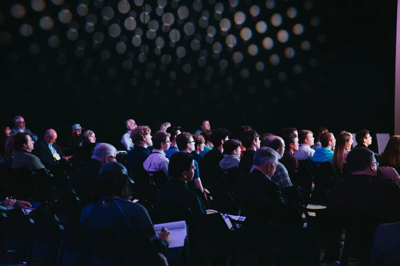Sala konferencyjna podczas wystąpienia eksperta