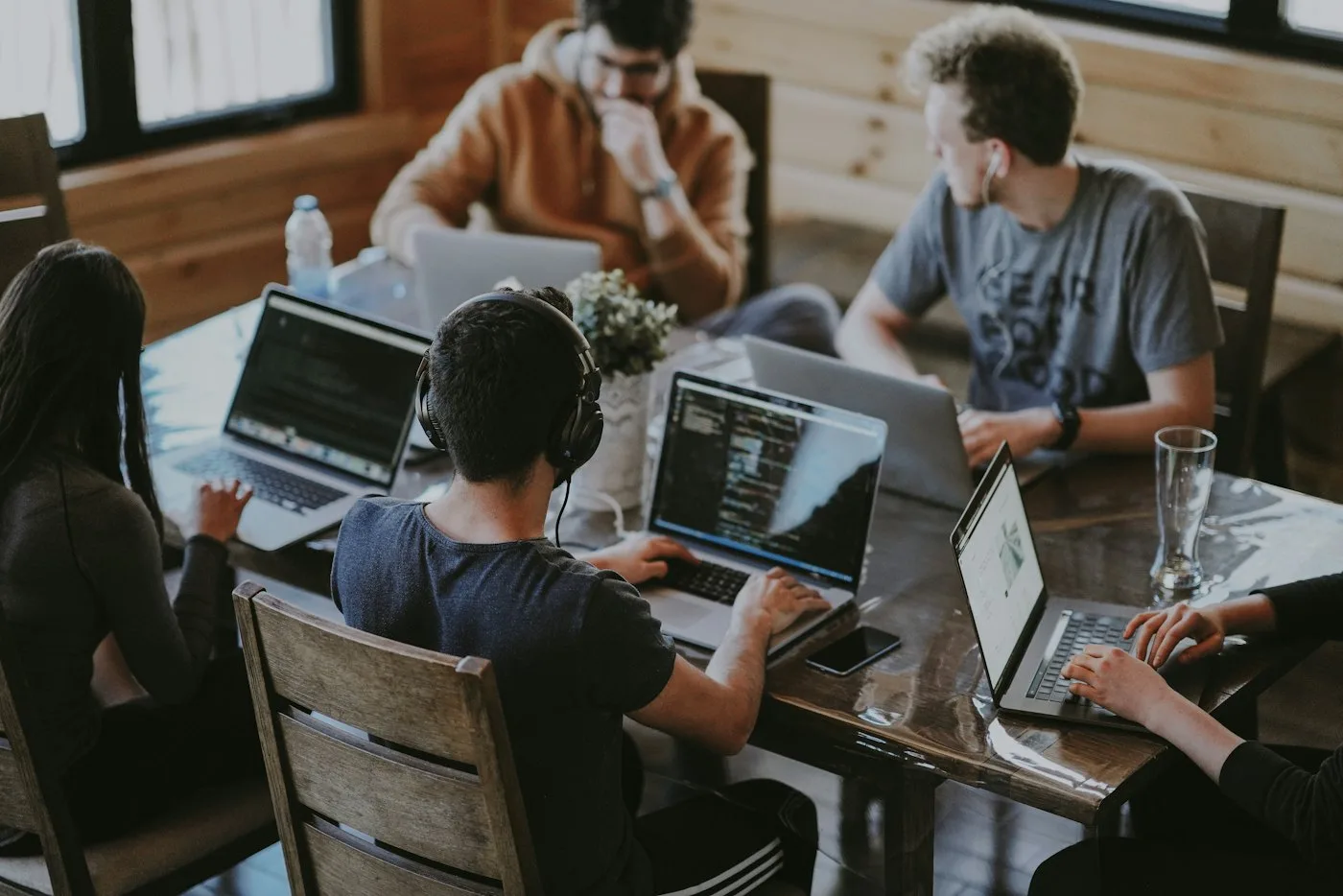 Zespół analityków MarketHub przy wspólnym stole z laptopami