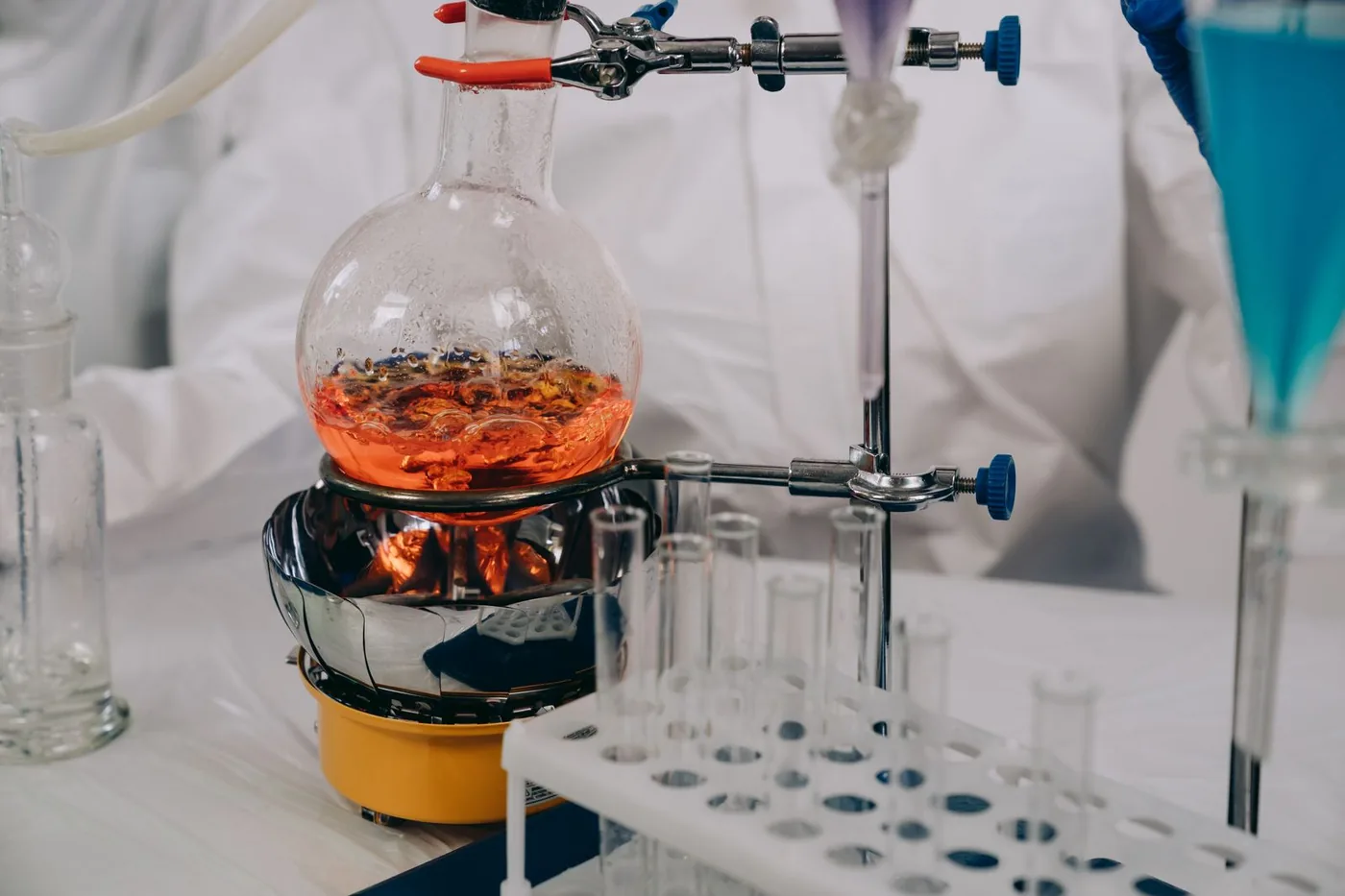Aparatura do destylacji w laboratorium chemicznym