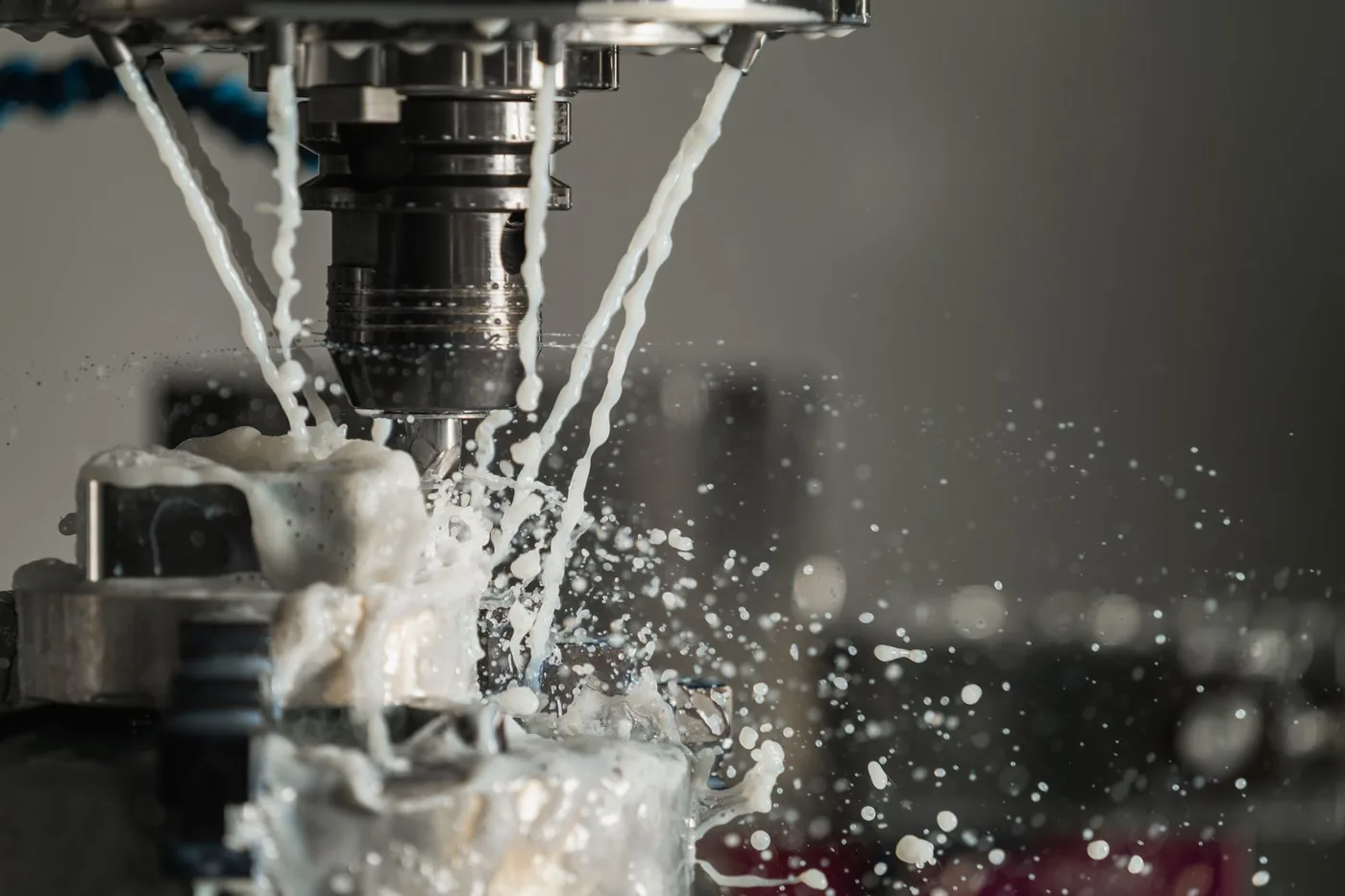 Frezarka CNC obrabiająca metal z chłodziwem