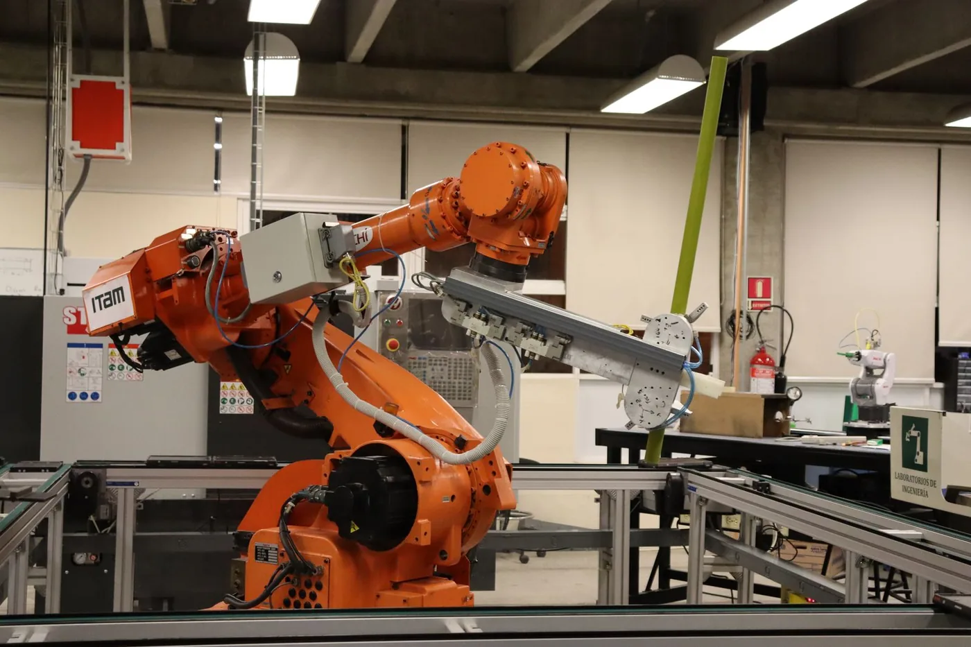 Robot przemysłowy na stanowisku produkcyjnym