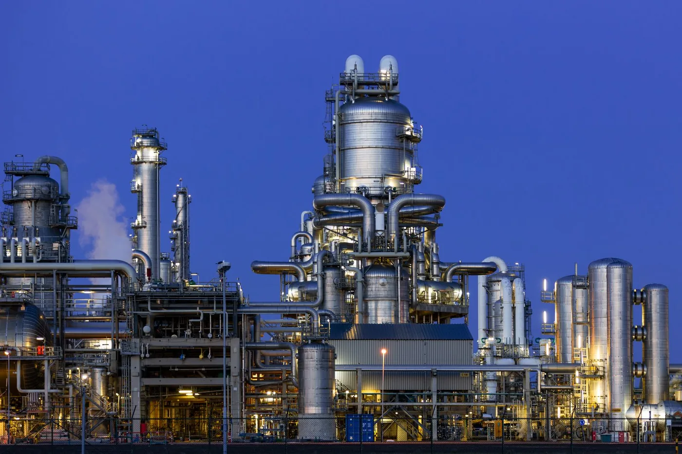 Instalacje zakładu chemicznego oświetlone nocą