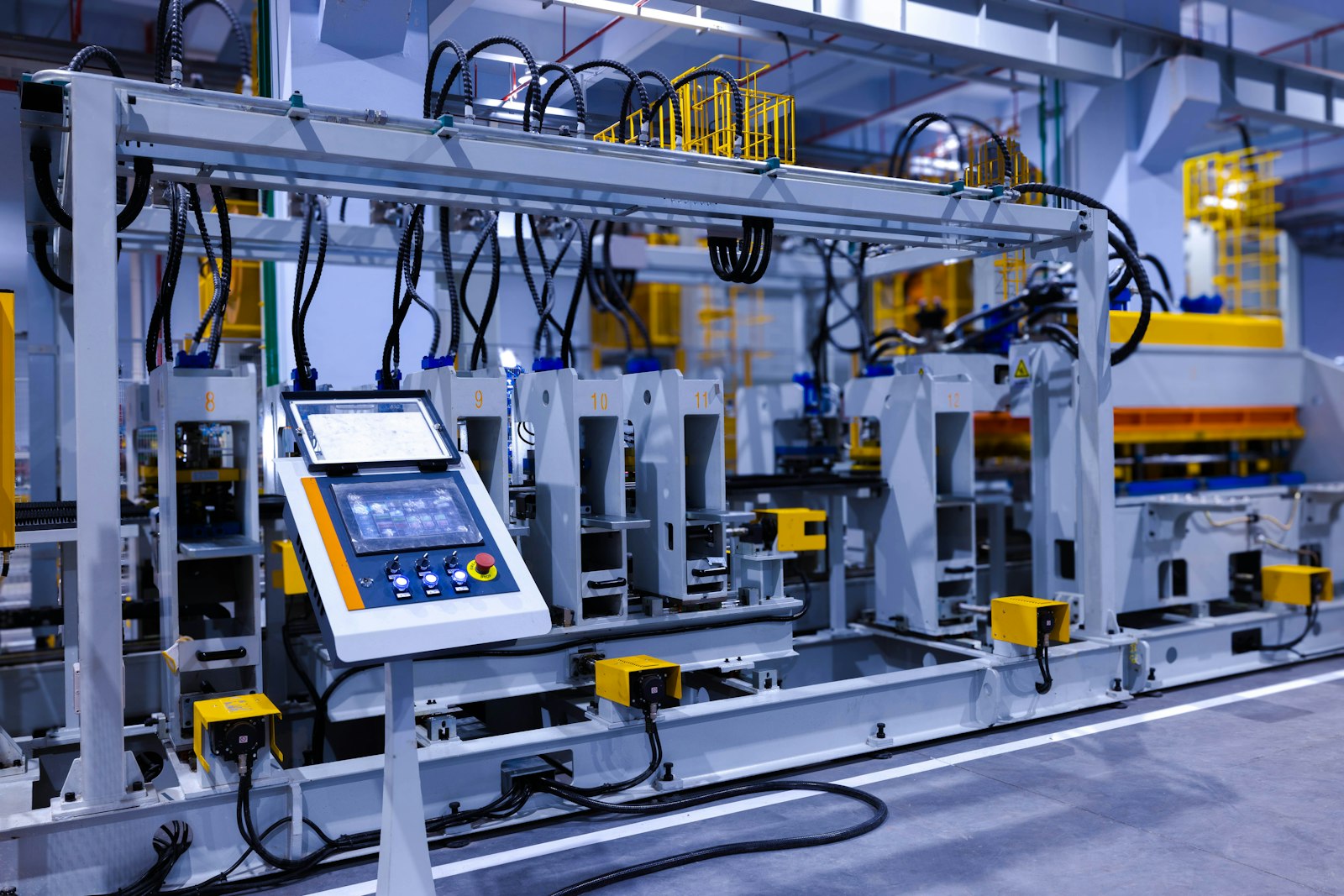 Panel sterowania HMI na zautomatyzowanej linii produkcyjnej