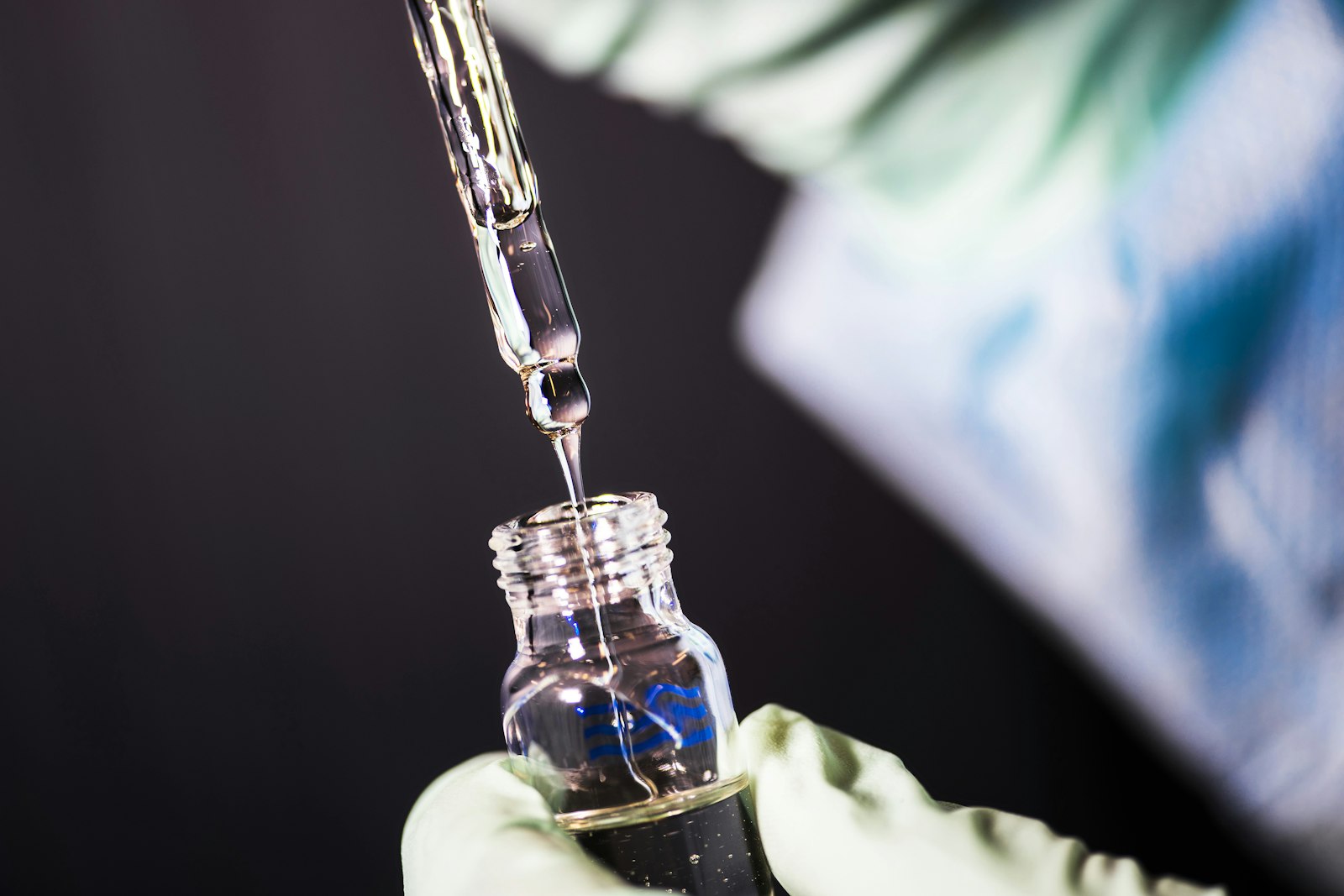 Pipeta i fiolka w laboratorium diagnostycznym