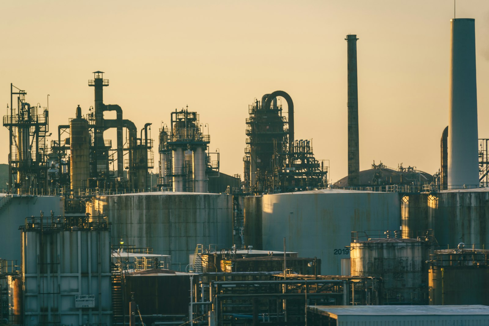 Zbiorniki i kolumny zakładu chemicznego